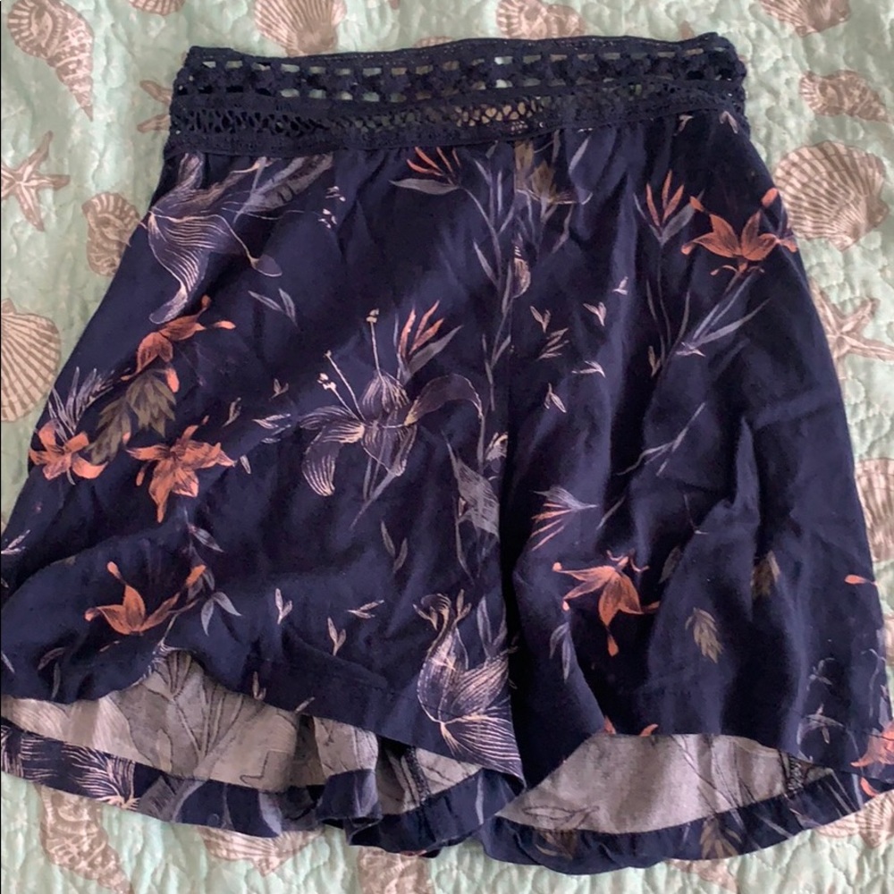 Roxy flowy patterned shorts